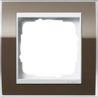 Установочная рамка Gira Event Clear Коричневого цвета с промежуточной рамкой белого глянцевого цвета