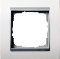 Установочная рамка Gira Event Белого глянцевого цвета с промежуточной рамкой "алюминий"